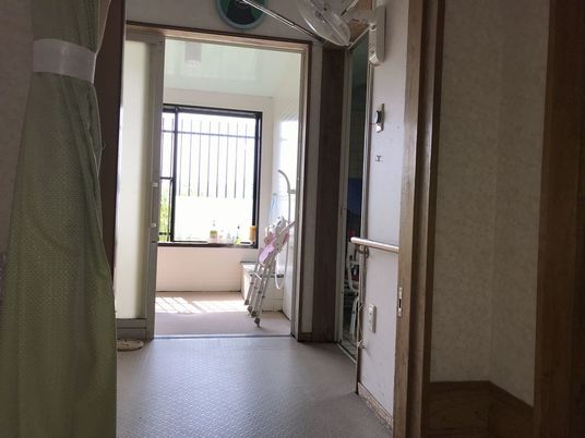 明るい廊下と窓辺の出入口  