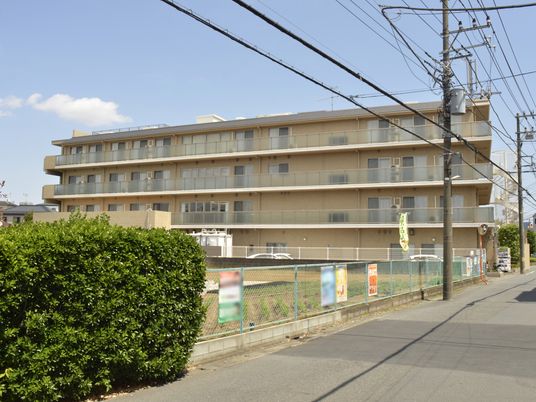 緑に囲まれた外観