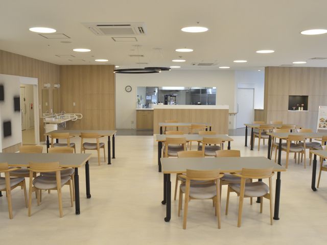 広々とした食堂 食堂 広々とした空間の食堂には十分な数のテーブルがあり、快適に食事を楽しめます。明るい雰囲気でリラックスできる場所です。