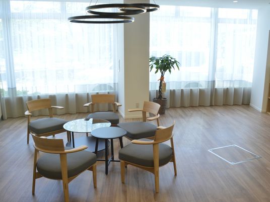 明るいラウンジ空間