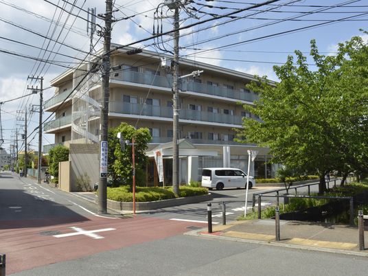 穏やかな通り沿いの外観