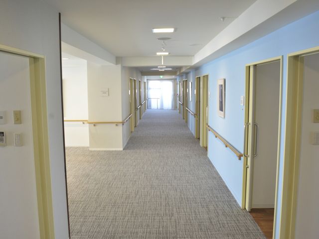 手すり付きの広い廊下