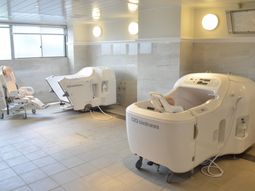 清潔で広々とした浴室