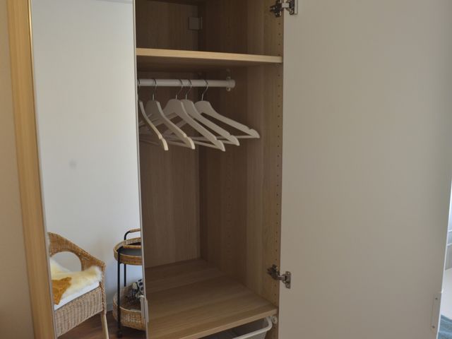 洋服収納スペース クローゼット 洋服や小物が整理しやすい広めのクローゼットです。温かみのある家具で落ち着いた雰囲気です。