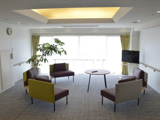 明るいラウンジ