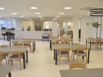 明るく広々としたダイニングルーム