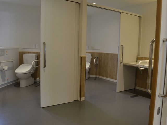 車椅子対応の設備のトイレ トイレ 車椅子にも対応した、広くゆったりとしたトイレ空間です。手すりが設置され、安全に配慮しています。