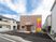 住宅街に位置する建物