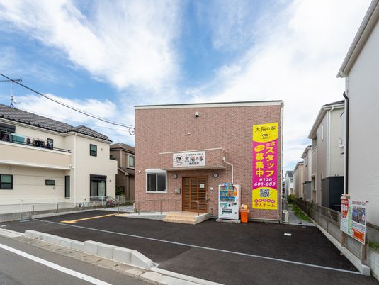 住宅街に位置する建物
