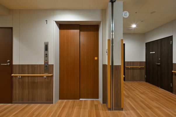 木目調の扉のエレベーター