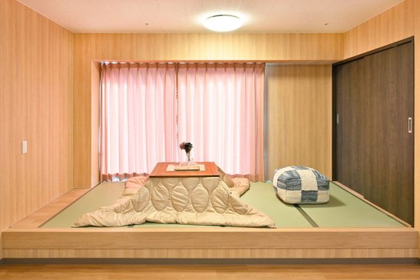 畳の上の家具がある和室