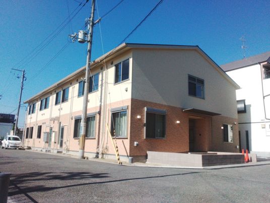 落ち着いた外観の施設