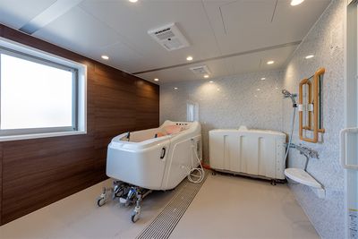 落ち着いた雰囲気の浴室