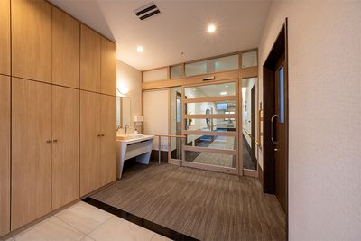 木製扉の前ホール