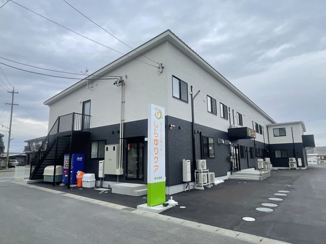 看板のある建物外観 外観 シンプルなデザインが特徴的な建物です。入り口には印象的な看板が設置されています。