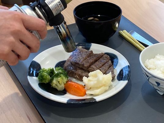 料理中のキッチン