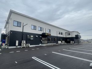 駐車場のある外観