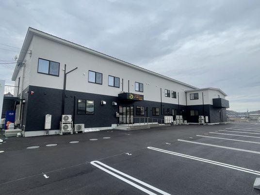 駐車場のある外観