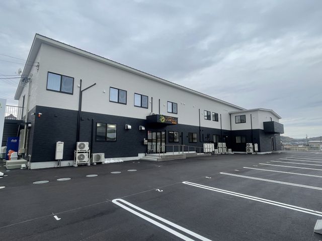 駐車場のある外観 外観 広々とした駐車場が完備された建物です。スタッフの通勤や訪問者の利便性が高まります。