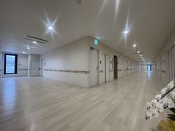 長い廊下のある建物廊下