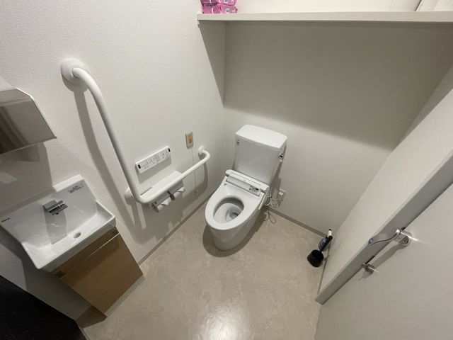 手すり付きトイレ トイレ 安全を考慮した手すり付きで、どなたでも安心して利用できる設備が整えられています。