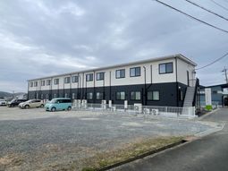 駐車場のある外観