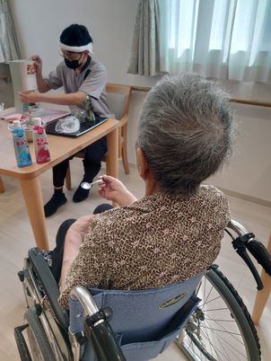 車椅子の利用者とスタッフの様子