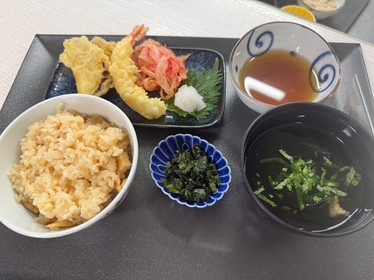 彩り豊かな料理の皿