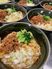 食事が並ぶ場面