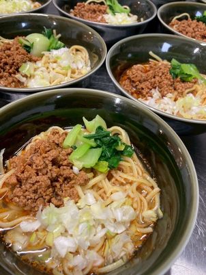 食事が並ぶ場面