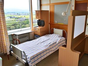 明るい個室の居室  