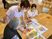 レクリエーション室で色塗りする様子  