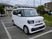 送迎車が停車する駐車場