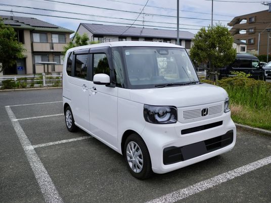 送迎車が停車する駐車場