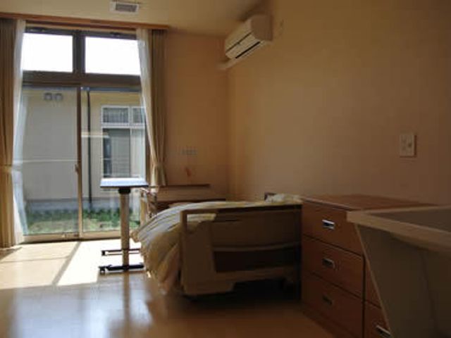 明るい空間の居室 居室 大きな窓から自然光が差し込む明るい部屋です。落ち着いた雰囲気で過ごしやすさが魅力です。