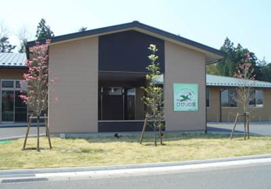 緑多い建物の外観