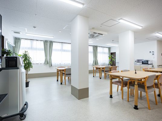 明るい空間の食堂