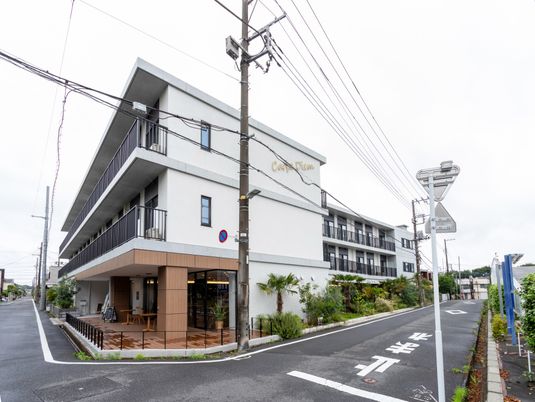 植物が植えられた外観