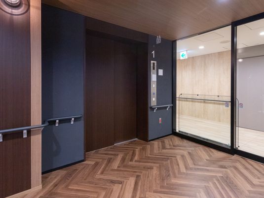 安全設備のある廊下