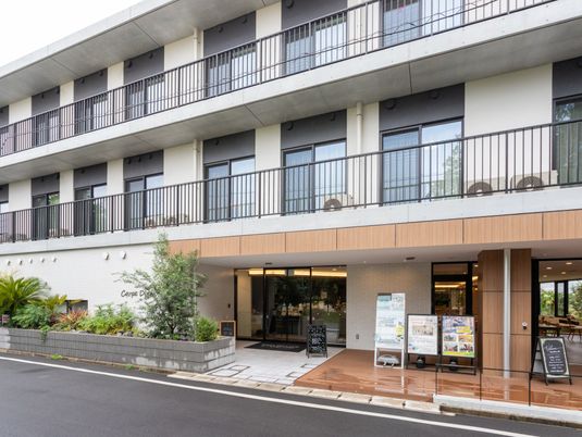三階建ての建物外観