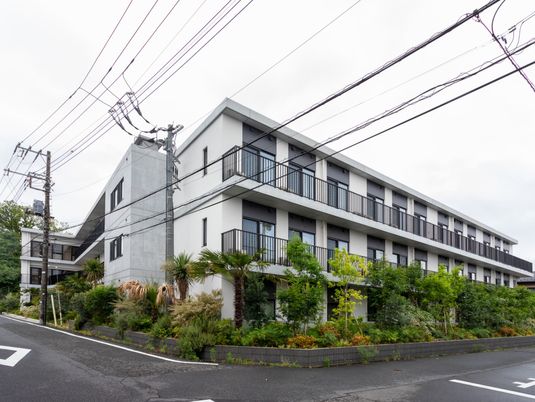 緑豊かな建物外観