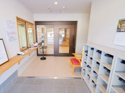 落ち着いた歓迎の場
