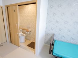 ベッドとトイレのある部屋