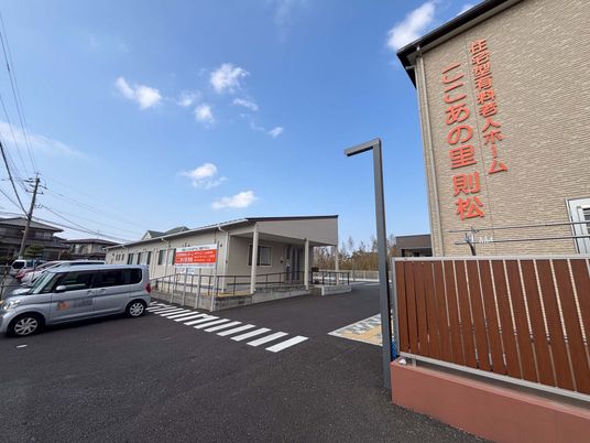 モダンな建物の外観