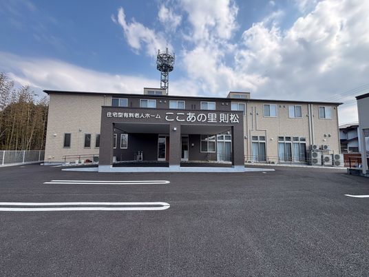広々とした建物外観