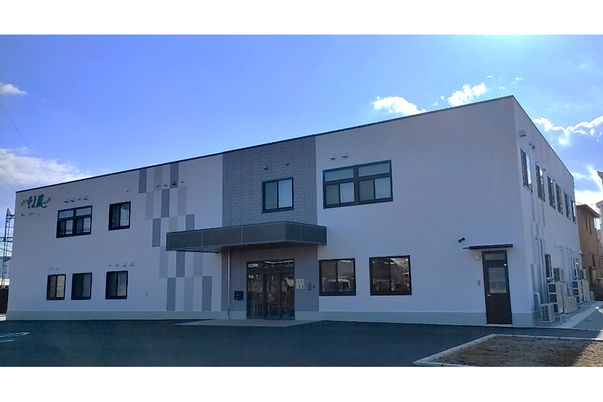 シンプルな建物の外観