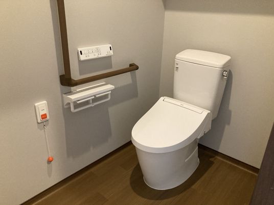 手すり付きのトイレ