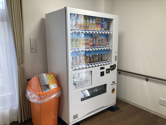自販機とゴミ箱のある室内