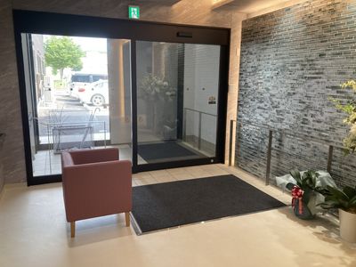 落ち着いた雰囲気のエントランス