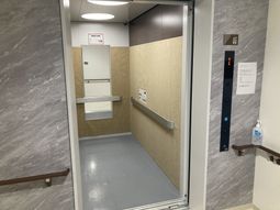 安全な乗降をサポートするエレベーター